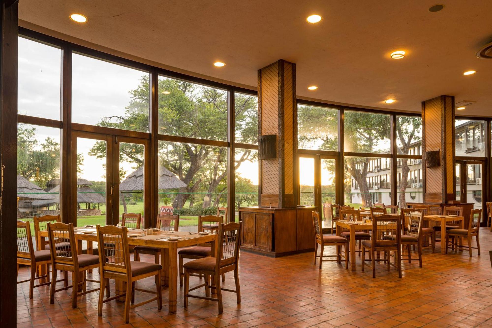 Hwange Safari Lodge Dete Buitenkant foto